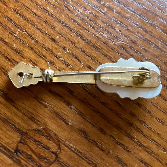 VINTAGE Pin 1970’s Guitar Mandolin Musical Mother of Pearl Gold Tone Approx 2” - Picture 5 of 5
